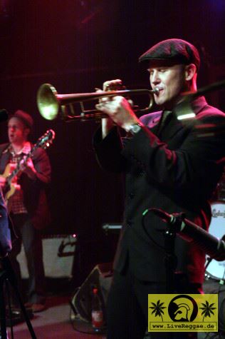 The Moon Invaders (B) Skankin- round the X-mas Tree - Kassablanca, Jena 26. Dezember 2008 (2).jpg